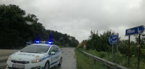 Затвориха пътя Ловеч - Плевен заради скъсана стена на микроязовир (ВИДЕО)
