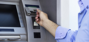 Мъж пускал бележки през банкомат, за да излезе от заключена стая