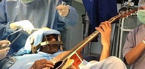 Музикант свири на китара по време на мозъчна операция (СНИМКИ)