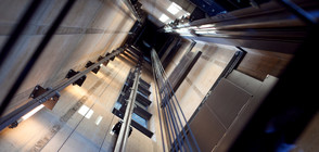 Асансьор в метрото пропадна със семейство с 18-дневно бебе (ВИДЕО)