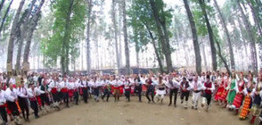 Стотици играят хоро в Жеравна (ВИДЕО+СНИМКИ)