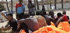 Лодка с мигранти акостира на препълнен с хора плаж в Испания (ВИДЕО)