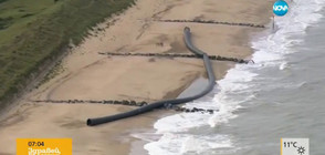 Морето изхвърли гигантски тръби в Англия (ВИДЕО)