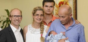 Бебето, родено в самолет, се прибра в България (СНИМКИ)