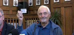 Легендарният кинорежисьор Тед Кочев получи българската си лична карта в Пловдив (ВИДЕО)