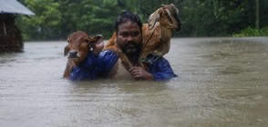 Наводнения в Непал засегнаха 100 000 души (СНИМКИ)