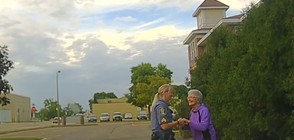 Полицай спря работа, за да може да танцува с 92-годишна жена (ВИДЕО)