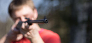 Тийнейджър простреля друго момче с въздушна пушка