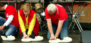 Меркел прави сърдечен масаж на кукли преди решаващия вот (ВИДЕО)