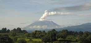Вулканът Попокатепетъл в Мексико избълва пара и пепел (ВИДЕО)