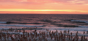 Стотици голи хора се изкъпаха в Северно море с благотворителна цел (СНИМКИ)