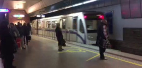 Авария в метрото, движението на влаковете не е спряно