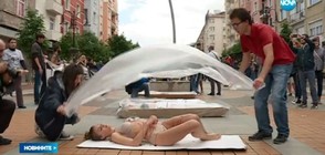 ВЕГАНИ НА ПРОТЕСТ: Хора легнаха в картонени опаковки в центъра на София (ВИДЕО)