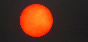 Прах от Сахара и червено слънце в небето над Лондон (ВИДЕО)