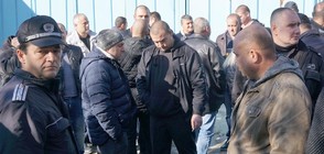 Протест на надзирателите и пожарникарите във Варна (СНИМКИ)