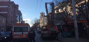 Двама работници паднаха от вишка в Казанлък