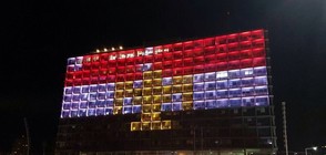 Осветиха сграда в Тел Авив в цветовете на египетския флаг (ВИДЕО)