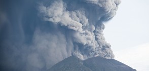 ЧЕРВЕН КОД: Вулкан на остров Бали изригна, тече евакуация на хората (ВИДЕО+СНИМКИ)