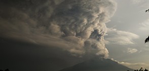 Вулканът на остров Бали продължава да изригва (ВИДЕО)