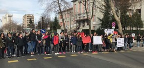 Блокада на кръстовище в знак на протест след смъртта на ученик (ВИДЕО+СНИМКИ)