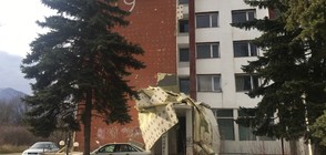 Силният вятър бутна изолацията на блок в София (ВИДЕО)