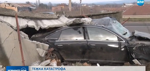СМЪРТОНОСНА СКОРОСТ: Трима загинаха след удар на кола в бетонен гараж (ВИДЕО)