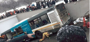 Автобус нахлу в подлез в Москва, загинаха петима (ВИДЕО+СНИМКИ)