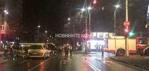 Полицейски бус се обърна след сблъсък с две таксита, има ранени (СНИМКИ)