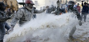 ТРАДИЦИЯ: Бой с брашно и яйца в испански град (СНИМКИ)