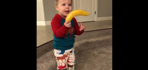 Момченце изпада в еуфория, след като получава банан за Коледа (ВИДЕО)