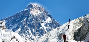 Китай: Очаква се спасителите да стигнат лагер 2 в Хималаите в събота