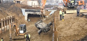 Кола падна в изкоп за метрото в София (ВИДЕО+СНИМКИ)