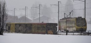 Зимна буря обърна влак и малък самолет в Швейцария (ВИДЕО+СНИМКИ)