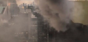 КАДРИ ОТ ХЕЛИКОПТЕР: Пламна небостъргачът на Тръмп (ВИДЕО+СНИМКИ)