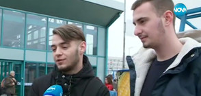 Младежи намериха изгубен телефон и си направиха селфи (ВИДЕО)