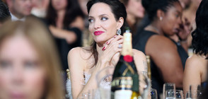 Анджелина Джоли блести в ретро шик (СНИМКИ)