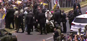 Папата спря конвоя си, за да помогне на полицай, паднал от кон (ВИДЕО)