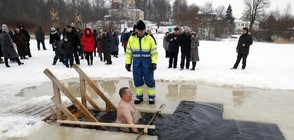 Посланикът на САЩ в Русия се потопи в ледени води и обу ватенки (СНИМКА)