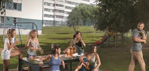 Завод за кранове зарадва служителите си с нестандартен календар (ВИДЕО)