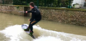 Тийнейджър кара уейкборд из наводнения Париж (ВИДЕО+СНИМКИ)
