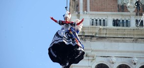 Красиви маски, костюми и ангелски полет на старта на карнавала във Венеция (СНИМКИ)