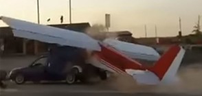 Малък самолет се блъсна в кола в Русия (ВИДЕО)