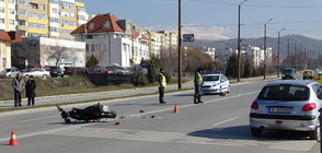 Трима ранени, след като непълнолетен моторист се блъсна в кола (СНИМКИ)