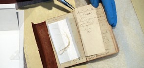 Библиотекар откри кичур от косата на Вашингтон в стара книга (СНИМКИ)