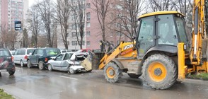 Багер отнесе 8 коли на улица във Варна (ВИДЕО+СНИМКИ)