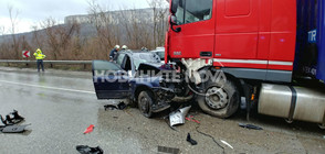 Трима пострадаха при катастрофа между румънски тир и три коли (ВИДЕО+СНИМКИ)