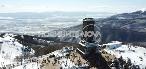 3-ТИ МАРТ ОТВИСОКО: Хиляди изкачиха връх Шипка (КАДРИ ОТ ДРОН)