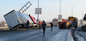 Обърнат тир затвори движението към "Дунав мост" в Русе (СНИМКИ)