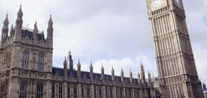 Двама души от британския парламент са в болница след получаване на подозрителен пакет