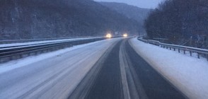 Усложнена пътна обстановка в страната заради снеговалеж (ВИДЕО)